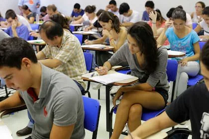 Frente a una alumna con bajo rendimiento, el 44% elige intervención psicopedagógica antes que repetir el grado