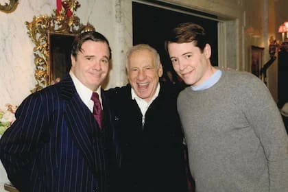 Mel Brooks junto a Nathan Lane y Matthew Broderick, figuras estelares de Los productores 