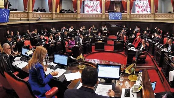 PJ en el ring: ni el escándalo Adorni ordena a la oposición, que intensifica su pelea en el territorio bonaerense