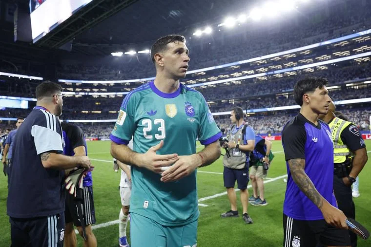 Dibu Martínez reveló cómo fue la recuperación de su dedo fracturado en pleno Mundial: "La pasé mal"