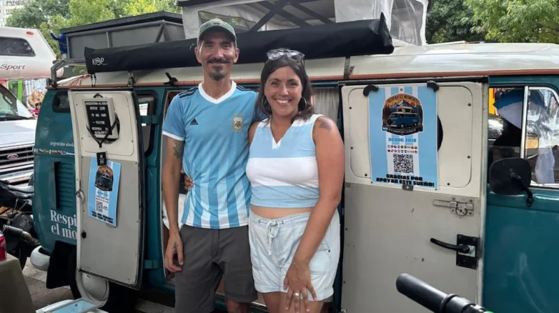 Viven hace ocho años en una combi, llegaron al Mundial sin entradas y un desconocido les cumplió el sueño: “Fue magia”