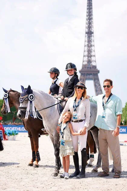 La familia completa: Olympia (montada sobre su pony, Goliath de la Roche), Assia (tiene 7 años y también practica equitación), Isabelle y el polista argentino Corchito Zavaleta
