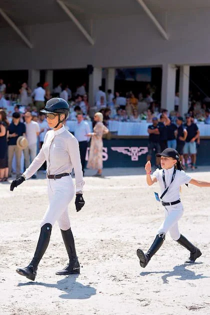 Súper orgullosa, Isa dijo sobre su hija: "Su dedicación dio sus frutos con un recorrido impecable y un destacado octavo puesto en una prueba de ponis de gran nivel competitivo"
