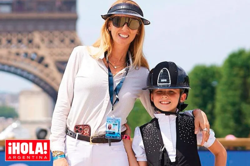 En París. Isabelle Strom y su hija Olympia brillaron en una cita hípica, con el polista Corchito Zavaleta como orgulloso espectador