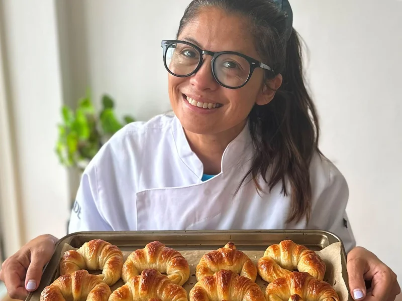 Cambió las finanzas por la panadería: la argentina que vende medialunas en una de las ciudades más felices del mundo