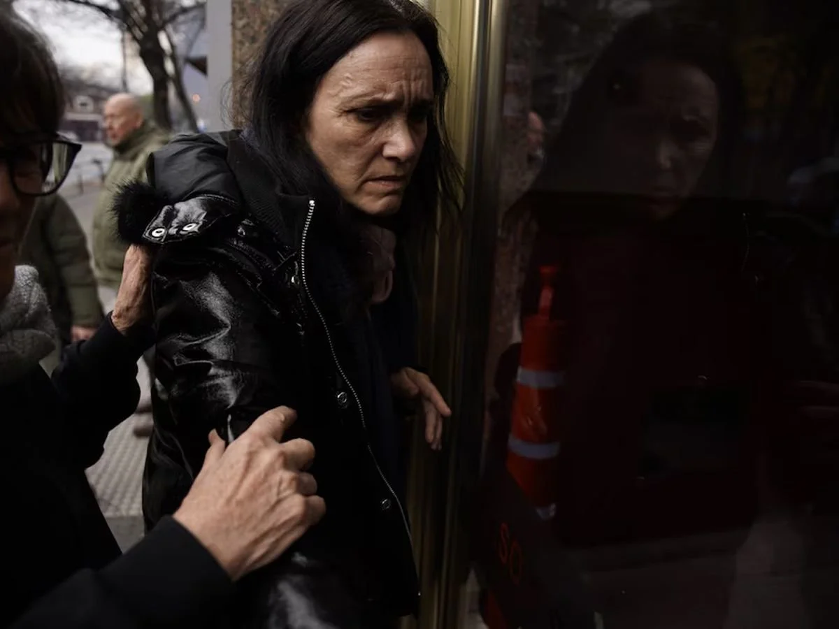 Federica Pais, hermana de Ernestina, llegó visiblemente conmovida a darle el último adiós.