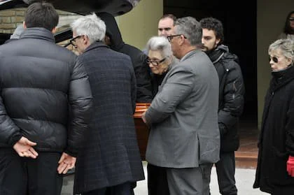 Familiares y amigos en el entierro de Ernestina Pais en el cementerio de Chacarita