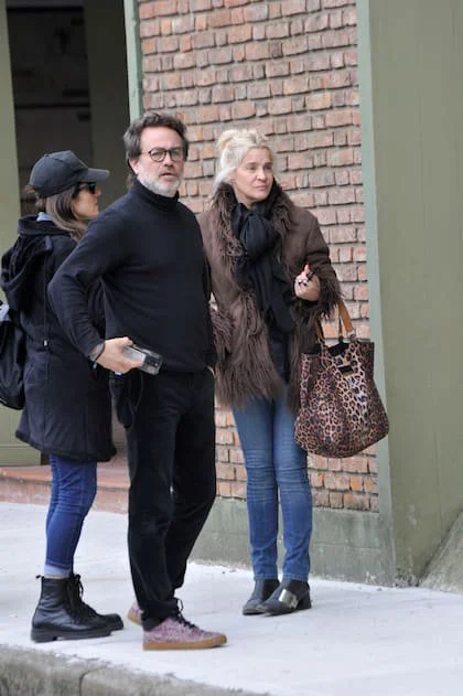 El actor Gastón Pauls y la actriz Leticia Bredice en el entierro de Ernestina Pais en La Chacarita