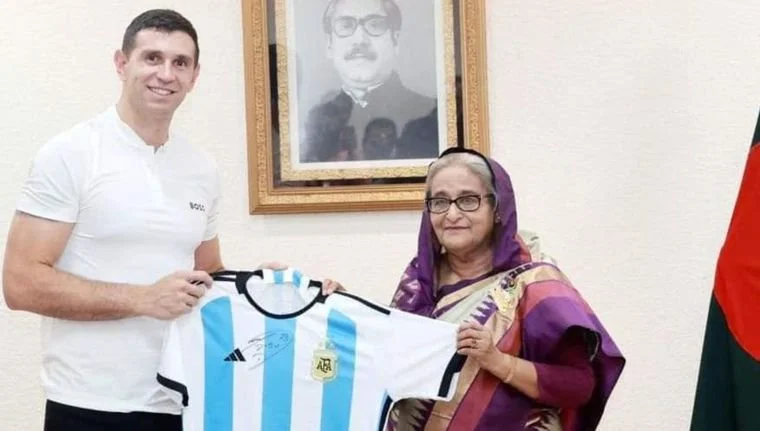El Dibu con la primera ministra de Bangladesh, Sheikh Hasina. en 2023. Foto: @SC_ESPN