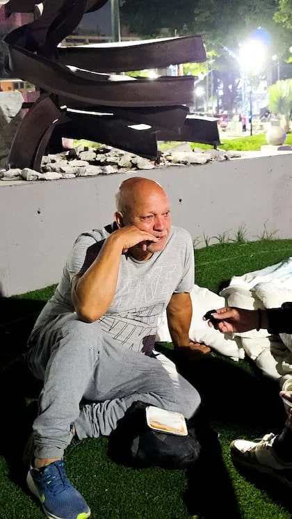 Un hombre descansa en una plaza