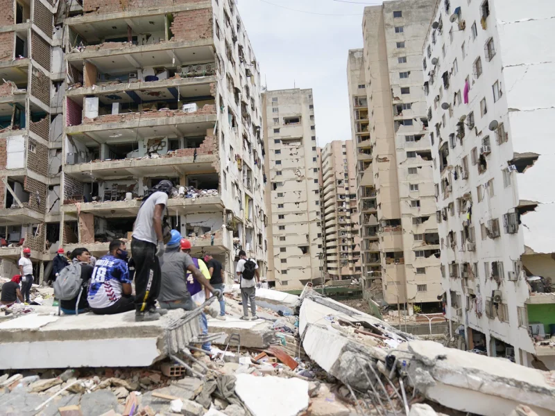 Vida y muerte bajo los escombros: las fotos de Clarín en Catia La Mar tras el doble terremoto en Venezuela: