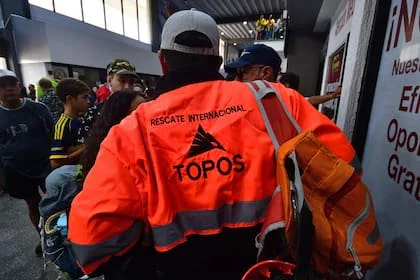 Miembros del equipo de rescate mexicano Topos llegan a Venezuela