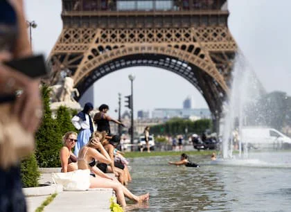 En Francia, las autoridades de salud anunciaron este domingo que desde el 24 de junio se notificaron unas 1000 muertes más de lo habitual. La agencia nacional de salud pública de ese país precisó que la incidencia afecta principalmente a los mayores de 65 años y destacó que se contabilizó además un aumento del 40% de los fallecimientos ocurridos en el domicilio.