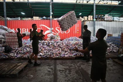 Integrantes de la Fuerza Armada Nacional Bolivariana preparan la ayuda humanitaria destinada a las personas afectadas tras la ocurrencia de dos terremotos, en Caracas
