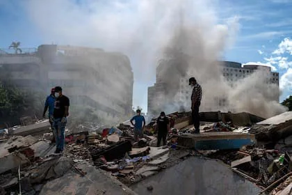 Rescatistas y voluntarios buscan sobrevivientes en La Guaira, estado de La Guaira, Venezuela