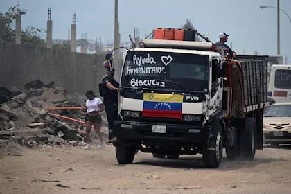 Un camión con suministros circula por una zona afectada por el terremoto en Caraballeda, estado de La Guaira, Venezuela