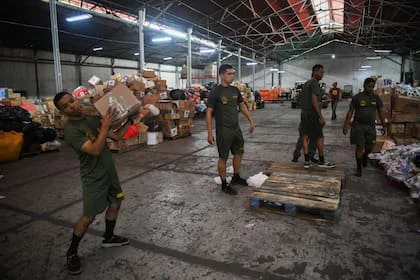  Integrantes de la Fuerza Armada Nacional Bolivariana preparan la ayuda humanitaria destinada a las personas afectadas