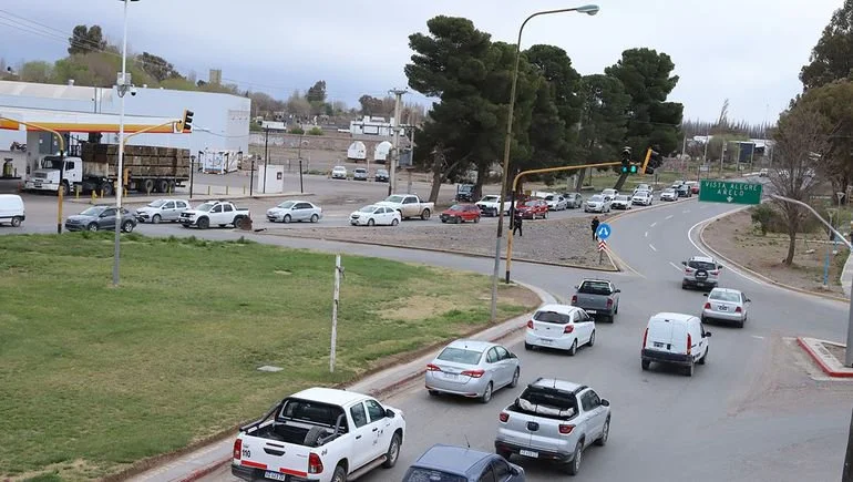 La zona de las rotondas en Centenario es de alto tránsito de vehículos y personas.
