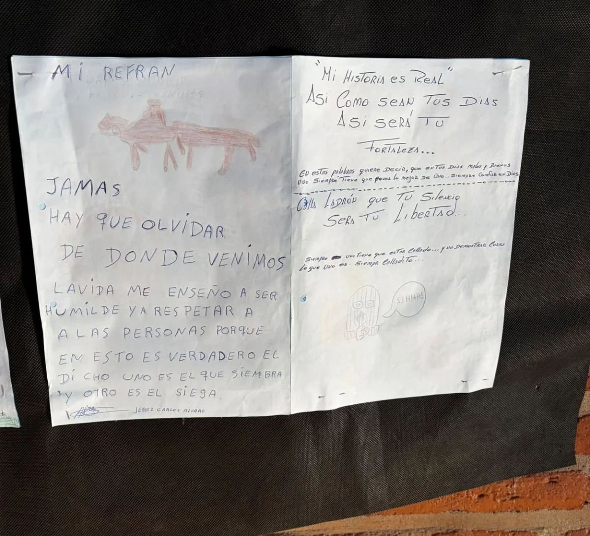 VOZ. Los internos expusieron sus trabajos en las paredes de la escuela.