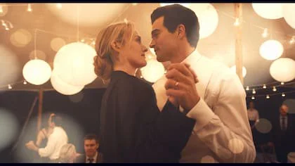 Sarah Pidgeon en el papel de Carolyn Bessette-Kennedy, ícono de moda en la vida real, es el personaje de ficción más elegante para Myla 