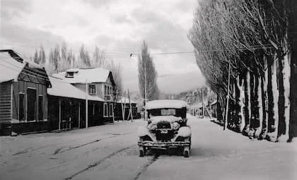 Vista parcial del Hotel Lácar y la Av. San Martín hacia calle Elordi. ca 1938.
