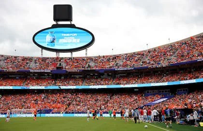 El estadio de Kansas City durante una pausa de hidratación, con publicidades gigantes sobre las pantallas