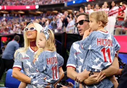 Paris Hilton, junto a su marido, Carter Reum, y sus hijos, Phoenix Hilton-Reum y London Hilton-Reum; la empresaria salió al campo de juego y presentó la pelota del partido