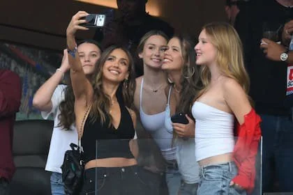 La actriz estadounidense Jessica Alba en el estadio de Los Ángeles junto a su hija