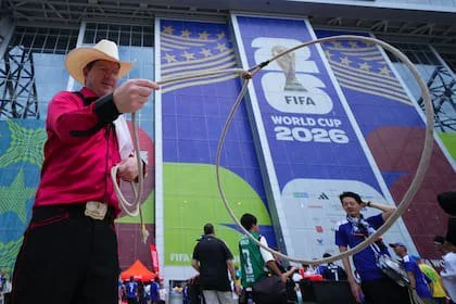 La demostración de un cowboy en la previa del partido entre Suecia y Japón