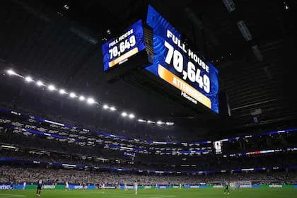 La pantalla gigante en Texas, con el total de asistentes en cancha