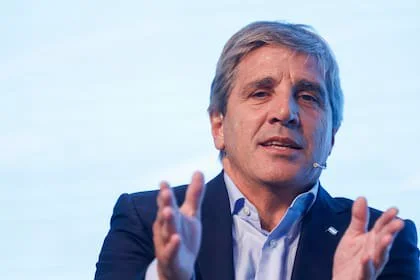 Luis Caputo logró estabilizar la macro: superávit fiscal, inflación a la baja y reservas en alza; el debe es que la mejora no llega aún al bolsillo ni al mercado laboral