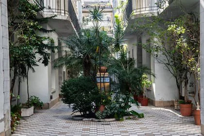 Las baldosas y los canteros y macetas son los detalles más valorados del pasaje