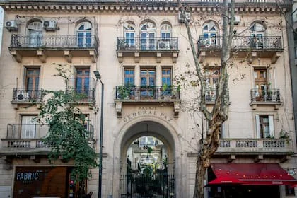 la entrada del Pasaje General Paz por Ciudad de La Paz 557/69, Colegiales