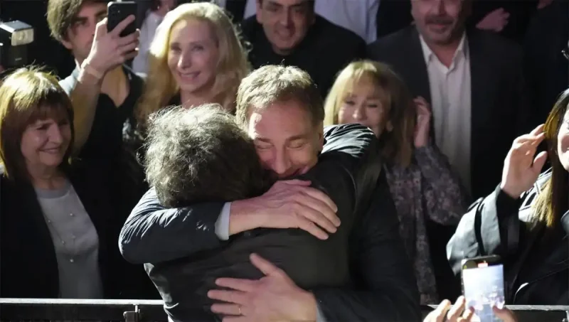 De "engendro" a jefe de Gabinete: ¿Qué decía Milei sobre Santilli hace apenas tres años?