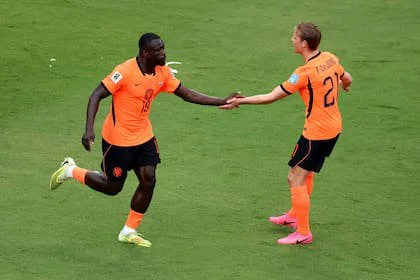 Brian Brobbey y Frenkie de Jong, titulares nuevamente en una selecicón naranja que se presentaría con su equipo titular, que llega invicto.
