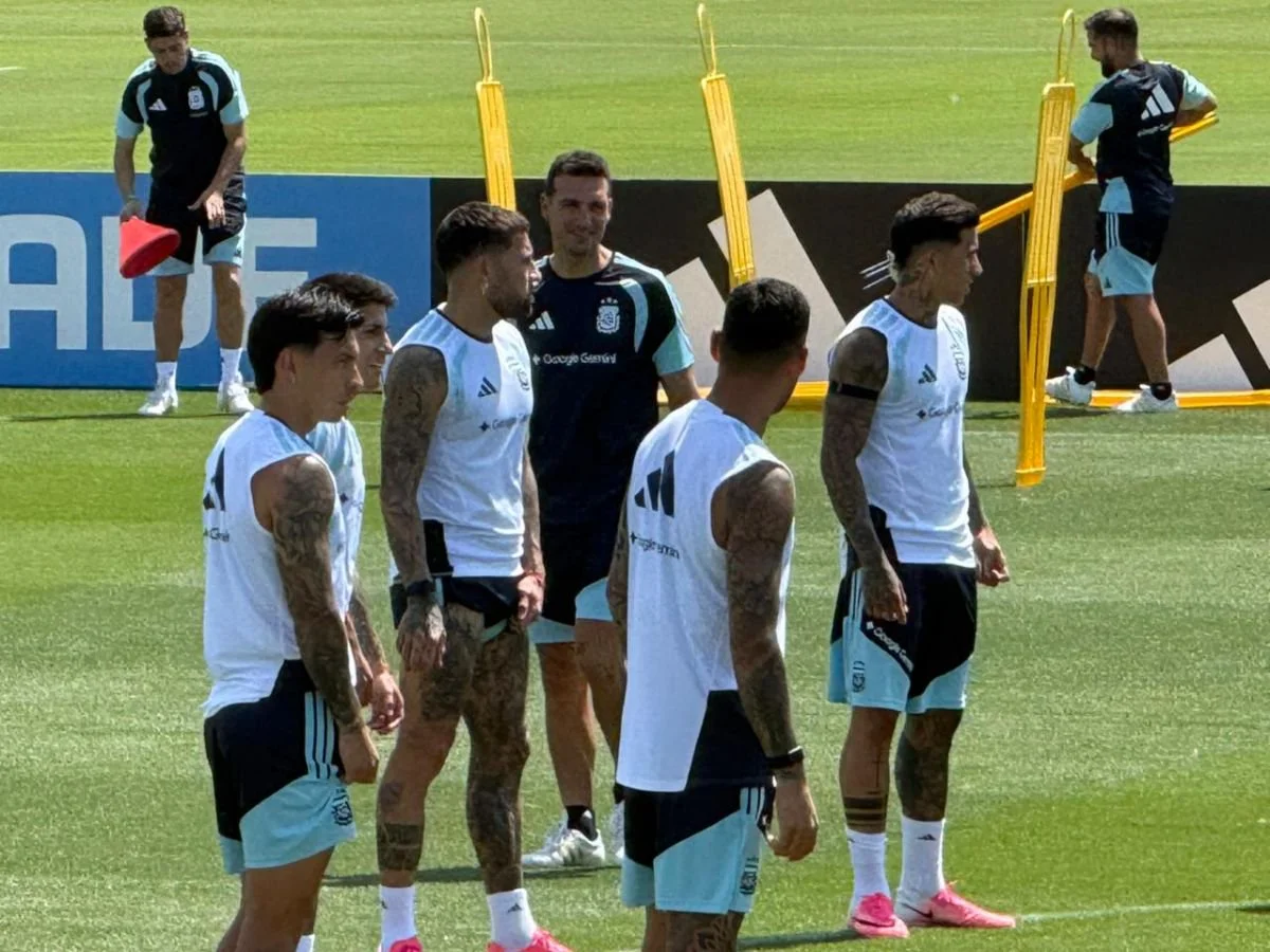 CONTENTO. Lionel Scaloni junto a los jugadores.