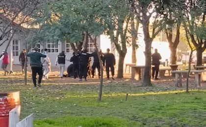 Un policía de Santa Fe está en estado crítico tras ser gravemente herido en un partido de fútbol.