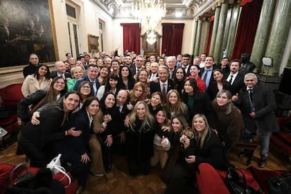 Karina Milei rodeada del bloque de diputados de La Libertad Avanza tras la media sanción del Súper RIGI y aprobar el acuerdo con dos fondos buitre
