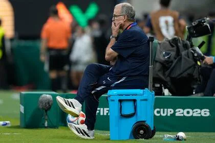 Así fue la solitaria llegada de Marcelo Bielsa a Uruguay.