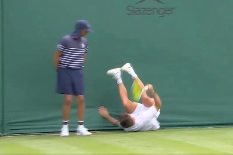 Camilo Ugo Carabelli, víctima del césped de Wimbledon, se retiró cuando tenía encaminado el triunfo