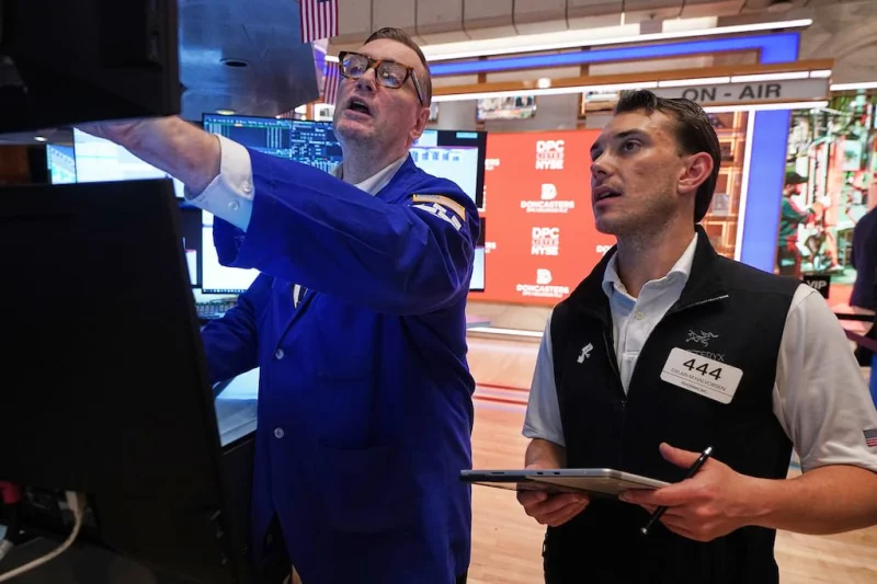 Baja el riesgo país, mientras las acciones argentinas en Wall Street suben: qué pasa con el dólar