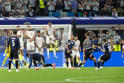 Gol de Lionel Messi de tiro libre ante Jordania, para cerrar el 3-1