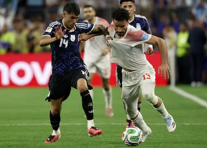Exequiel Palacios marcando como lateral derecho la proyección de Mahmoud Almardi, de Jordania