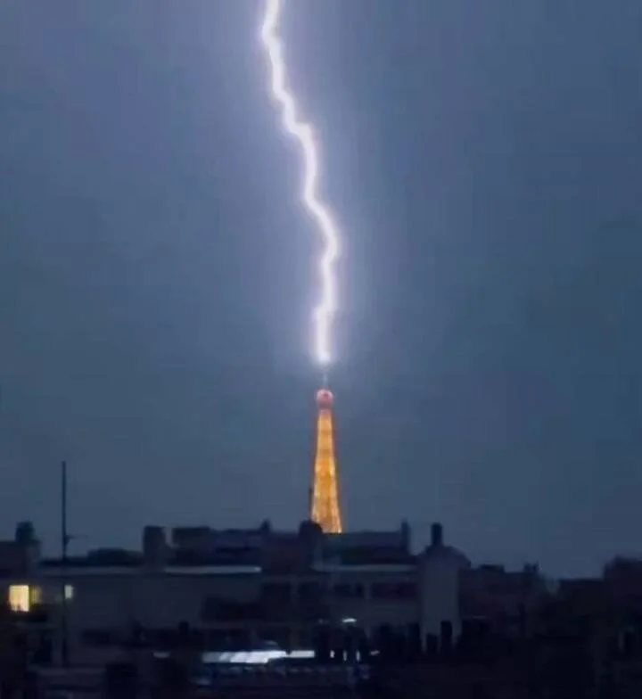 La Torre Eiffel es alcanzada por un rayo