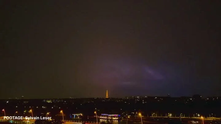 La Torre Eiffel es alcanzada por un rayo