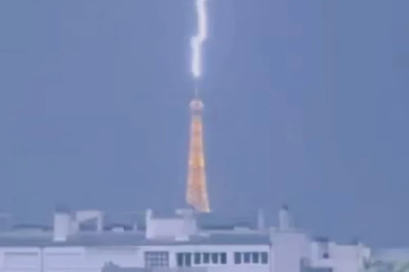 Un video captó el momento exacto en el que un rayo impactó la Torre Eiffel mientras una tormenta azotaba París
