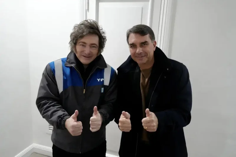 Milei recibió a Flávio Bolsonaro en Olivos antes del cierre de una conferencia sobre Israel