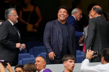 ARCHIVO - Ronaldo Nazario acude al partido de la Liga española entre Real Madrid y Valladolid, el 25 de agosto de 2024, en Madrid. (AP Foto/Manu Fernández)
