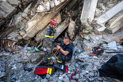 Miembros del 7.º Regimiento Francés de Entrenamiento e Intervención en Seguridad Civil realizan un reconocimiento en un edificio dañado en Catia La Mar