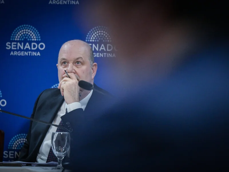 Sturzenegger pidió a las pymes que busquen fondeo en el mercado y vaticinó: “Ahorrar en dólares va a ser mal negocio”